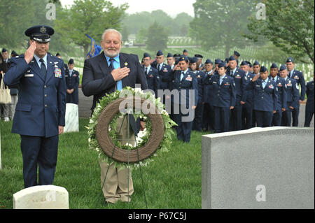 Oberstleutnant Timothy Richardson, 94th Intelligence Squadron Commander, und pensionierte Chief Master Sgt. Tom Nurre zahlen ihren Respekt während eines Baron 52 Kranzniederlegung zum 11. Mai 2016 in Arlington, Virginia. Anwesend waren mehrere andere 6994Th Security Squadron "Cougars" und 361 taktische elektronische Kriegsführung Squadron Veteranen zu beobachten, als Nurre und 94 einen Kranz niedergelegt ist neben dem Grab 4402. Eine gemeinsame Grabstätte des Lebens der Staffeln" in Laos während des Krieges verloren. (U.S. Air Force Foto/Staff Sgt. Alexandre Montes) Stockfoto