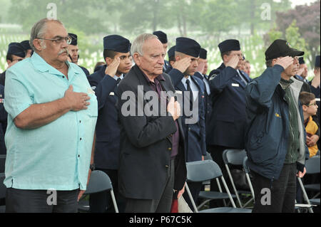 Mehrere 6994th Security Squadron und 361 taktische elektronische Kriegsführung Squadron Veteranen zahlen ihren Respekt als Kranz ist während eines Baron 52 Kranz gelegt Grundsteinlegung 11. Mai 2016 in Arlington, Virginia. Der 6994Th SS' zurück - Enders' und 361 TEWS ging von einem Motto "Unbewaffnete, allein und ohne Angst", wie sie auf einer EC-47 unbewaffnete Weltkrieg II Flugzeuge während des Vietnam Krieges flog. Ihre Intelligenz sammeln Missionen Schlüssel wurden zu ermitteln, Empfehlungen, die mit der Verwendung von Airborne Radio Richtung Diagnose (Ardf) Ausrüstung in der Rückseite eines EG-47. (U.S. Air Force Foto/Staff Sgt. Alexandre Montes) Stockfoto