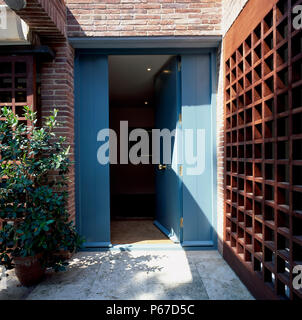 Ansicht der geöffneten Tür, die zu einem Haus Stockfoto