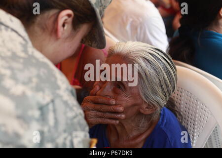 Us-Armee SPC. Jessie Castillo, mit der 413 zivilen Angelegenheiten, Tag Bänder der Pin Mutter auf Patienten während einer medizinischen Readiness Training übung in San Padro, Guatemala, 10. Mai 2016. Task Force Red Wolf und Armee nach Süden führt Humanitäre Zivile Hilfe Ausbildung auf taktischer Ebene Bauprojekte und medizinische Bereitschaft Übungen medizinische Zugang und den Bau von Schulen in Guatemala mit der guatemaltekischen Regierung und nicht-staatlichen Stellen von 05 Mär 16 bis 18 Apr 16 Um die Mission die Bereitschaft der US-Streitkräfte zu verbessern und einen nachhaltigen Nutzen für die Menschen o zu liefern. Stockfoto