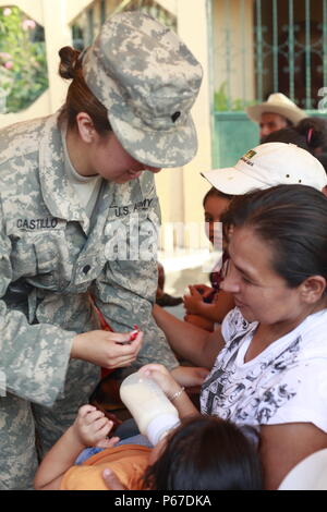 Us-Armee SPC. Jessie Castillo, mit der 413 zivilen Angelegenheiten, Tag Bänder der Pin Mutter auf Patienten während der medizinischen Readiness Training übung in San Padro, Guatemala, 10. Mai 2016. Task Force Red Wolf und Armee nach Süden führt Humanitäre Zivile Hilfe Ausbildung taktischer Ebene Bauprojekte und medizinische Bereitschaft Übungen medizinische Zugang und den Bau von Schulen in Guatemala mit der guatemaltekischen Regierung und nicht-staatlichen Stellen von 05 Mär 16 bis 18 Apr 16 Um die Mission die Bereitschaft der US-Streitkräfte zu verbessern und einen nachhaltigen Nutzen für die Menschen zu gehören Stockfoto