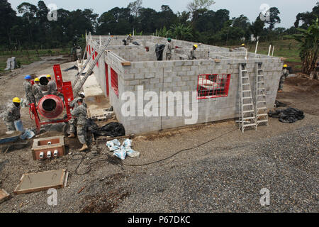 Us-Armee Soldaten des 869Th Engineering Company, Quincy, Fl., Bauleistungen auf der Baustelle Tocache, Guatemala, 10. Mai 2016 durchführen. Task Force Red Wolf und Armee nach Süden führt Humanitäre Zivile Hilfe Ausbildung taktischer Ebene Bauprojekte und medizinische Bereitschaft Übungen medizinische Zugang und den Bau von Schulen in Guatemala mit der guatemaltekischen Regierung und nicht-staatlichen Stellen von 05 Mär 16 bis 18 Apr 16 Um die Mission die Bereitschaft der US-Streitkräfte zu verbessern und einen nachhaltigen Nutzen für die Menschen in Guatemala zur Verfügung zu stellen. (U.S. Armee phot Stockfoto