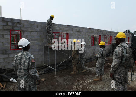 Us-Armee Soldaten des 869Th Engineering Company, Quincy, Fl., Bauleistungen auf der Baustelle Tocache, Guatemala, 10. Mai 2016 durchführen. Task Force Red Wolf und Armee nach Süden führt Humanitäre Zivile Hilfe Ausbildung taktischer Ebene Bauprojekte und medizinische Bereitschaft Übungen medizinische Zugang und den Bau von Schulen in Guatemala mit der guatemaltekischen Regierung und nicht-staatlichen Stellen von 05 Mär 16 bis 18 Apr 16 Um die Mission die Bereitschaft der US-Streitkräfte zu verbessern und einen nachhaltigen Nutzen für die Menschen in Guatemala zur Verfügung zu stellen. (U.S. Armee phot Stockfoto