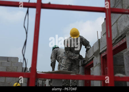 Us-Armee Soldaten des 869Th Engineering Company, Quincy, Fl., Beton auf der Baustelle Tocache, Guatemala, 10. Mai 2016 auf eine Struktur hinzufügen. Task Force Red Wolf und Armee nach Süden führt Humanitäre Zivile Hilfe Ausbildung taktischer Ebene Bauprojekte und medizinische Bereitschaft Übungen medizinische Zugang und den Bau von Schulen in Guatemala mit der guatemaltekischen Regierung und nicht-staatlichen Stellen von 05 Mär 16 bis 18 Apr 16 Um die Mission die Bereitschaft der US-Streitkräfte zu verbessern und einen nachhaltigen Nutzen für die Menschen in Guatemala zur Verfügung zu stellen. (U.S. Armee pho Stockfoto