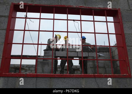 Us-Armee Soldaten des 869Th Engineering Company, Quincy, Fl., Bau, Kontrollen auf der Baustelle Tocache, Guatemala, 10. Mai 2016 durchführen. Task Force Red Wolf und Armee nach Süden führt Humanitäre Zivile Hilfe Ausbildung taktischer Ebene Bauprojekte und medizinische Bereitschaft Übungen medizinische Zugang und den Bau von Schulen in Guatemala mit der guatemaltekischen Regierung und nicht-staatlichen Stellen von 05 Mär 16 bis 18 Apr 16 Um die Mission die Bereitschaft der US-Streitkräfte zu verbessern und einen nachhaltigen Nutzen für die Menschen in Guatemala zur Verfügung zu stellen. (U.S. Armee pho Stockfoto