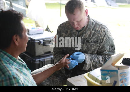 Us-Armee Sgt. Ammon Bemis, mit der 396 Combat Support Hospital Unternehmen, überprüft den Blutzuckerspiegel des Patienten während einer medizinischen Readiness Training übung in San Padro, Guatemala, 10. Mai 2016. Task Force Red Wolf und Armee nach Süden führt Humanitäre Zivile Hilfe Ausbildung taktischer Ebene Bauprojekte und medizinische Bereitschaft Übungen medizinische Zugang und den Bau von Schulen in Guatemala mit der guatemaltekischen Regierung und nicht-staatlichen Stellen von 05 Mär 16 bis 18 Apr 16 Um die Mission die Bereitschaft der US-Streitkräfte zu verbessern und einen nachhaltigen Nutzen für die zu gehören Stockfoto