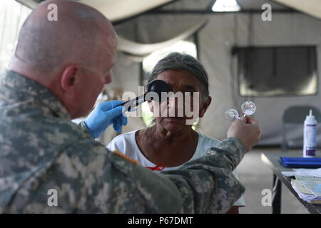 Us-Armee Kapitän Mark Dagenais, mit der 410 medizinische Logistik Unternehmen, gibt ein Auge Prüfung in der optometrie Zelt während einer medizinischen Readiness Training übung in San Padro, Guatemala, 10. Mai 2016. Task Force Red Wolf und Armee nach Süden führt Humanitäre Zivile Hilfe Ausbildung auf taktischer Ebene Bauprojekte und medizinische Bereitschaft Übungen medizinische Zugang und den Bau von Schulen in Guatemala mit der guatemaltekischen Regierung und nicht-staatlichen Stellen von 05 Mär 16 bis 18 Apr 16 Um die Mission die Bereitschaft der US-Streitkräfte zu verbessern und einen nachhaltigen Nutzen t zu liefern. Stockfoto