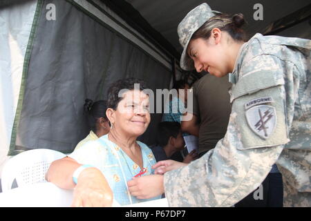 Us-Armee SPC. Jessie Castillo, mit der 413 zivilen Angelegenheiten, Tag Bänder der Pin Mutter auf Patienten während der medizinischen Readiness Training übung in San Padro, Guatemala, 10. Mai 2016. Task Force Red Wolf und Armee nach Süden führt Humanitäre Zivile Hilfe Ausbildung taktischer Ebene Bauprojekte und medizinische Bereitschaft Übungen medizinische Zugang und den Bau von Schulen in Guatemala mit der guatemaltekischen Regierung und nicht-staatlichen Stellen von 05 Mär 16 bis 18 Apr 16 Um die Mission die Bereitschaft der US-Streitkräfte zu verbessern und einen nachhaltigen Nutzen für die Menschen zu gehören Stockfoto