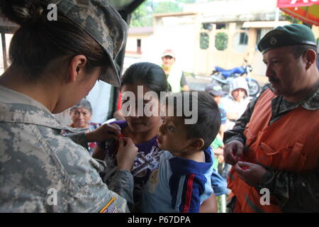 Us-Armee SPC. Jessie Castillo, mit der 413 zivilen Angelegenheiten, Tag Bänder der Pin Mutter auf Patienten während der medizinischen Readiness Training übung in San Padro, Guatemala, 10. Mai 2016. Task Force Red Wolf und Armee nach Süden führt Humanitäre Zivile Hilfe Ausbildung taktischer Ebene Bauprojekte und medizinische Bereitschaft Übungen medizinische Zugang und den Bau von Schulen in Guatemala mit der guatemaltekischen Regierung und nicht-staatlichen Stellen von 05 Mär 16 bis 18 Apr 16 Um die Mission die Bereitschaft der US-Streitkräfte zu verbessern und einen nachhaltigen Nutzen für die Menschen zu gehören Stockfoto