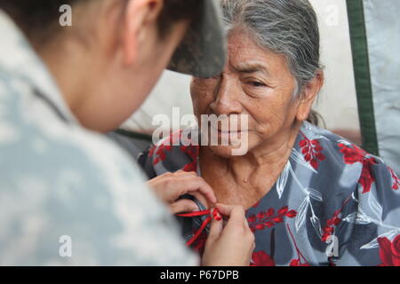 Us-Armee SPC. Jessie Castillo, mit der 413 zivilen Angelegenheiten, Tag Bänder der Pin Mutter auf Patienten während der medizinischen Readiness Training übung in San Padro, Guatemala, 10. Mai 2016. Task Force Red Wolf und Armee nach Süden führt Humanitäre Zivile Hilfe Ausbildung taktischer Ebene Bauprojekte und medizinische Bereitschaft Übungen medizinische Zugang und den Bau von Schulen in Guatemala mit der guatemaltekischen Regierung und nicht-staatlichen Stellen von 05 Mär 16 bis 18 Apr 16 Um die Mission die Bereitschaft der US-Streitkräfte zu verbessern und einen nachhaltigen Nutzen für die Menschen zu gehören Stockfoto