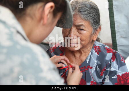 Us-Armee SPC. Jessie Castillo, mit der 413 zivilen Angelegenheiten, Tag Bänder der Pin Mutter auf Patienten während der medizinischen Readiness Training übung in San Padro, Guatemala, 10. Mai 2016. Task Force Red Wolf und Armee nach Süden führt Humanitäre Zivile Hilfe Ausbildung taktischer Ebene Bauprojekte und medizinische Bereitschaft Übungen medizinische Zugang und den Bau von Schulen in Guatemala mit der guatemaltekischen Regierung und nicht-staatlichen Stellen von 05 Mär 16 bis 18 Apr 16 Um die Mission die Bereitschaft der US-Streitkräfte zu verbessern und einen nachhaltigen Nutzen für die Menschen zu gehören Stockfoto