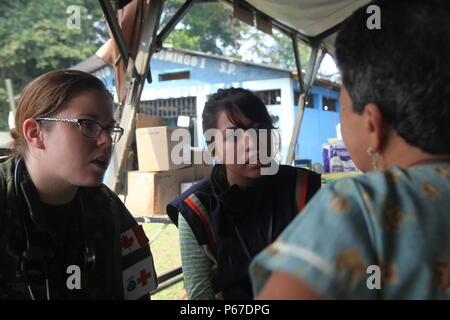 Kanadische Streitkräfte Kapitän Marie-Christine Lafforgue mit 41 Kanadische Streitkräfte Health Services verwendet einen Unterbrecher, um zu helfen, die Guatemala Bürger diagnostizieren und welcher Art der ärztliche Behandlung die ärztliche Bereitschaft Übung in San Padro, Guatemala, 10. Mai 2016 anbieten können. Task Force Red Wolf und Armee nach Süden führt Humanitäre Zivile Hilfe Ausbildung taktischer Ebene Bauprojekte und medizinische Bereitschaft Übungen medizinische Zugang und den Bau von Schulen in Guatemala mit der guatemaltekischen Regierung und nicht-staatlichen Stellen von 05 Mär 16 bis 18 Apr 16 Um im zu gehören Stockfoto