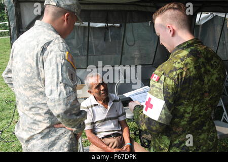 Us-Armee Sgt. First Class Zenon Cano, mit der 413 zivilen Angelegenheiten, und Kanadische Streitkräfte Cpl. Matthews Todd mit 23 Kanadische Streitkräfte Gesundheitswesen wertet eine guatemaltekische Patienten in der optometrie Zelt bei San Padro, Guatemala, 10. Mai 2016. Task Force Red Wolf und Armee nach Süden führt Humanitäre Zivile Hilfe Ausbildung auf taktischer Ebene Bauprojekte und medizinische Bereitschaft Übungen medizinische Zugang und den Bau von Schulen in Guatemala mit der guatemaltekischen Regierung und nicht-staatlichen Stellen von 05 Mär 16 bis 18 Apr 16 Um die Mission readiness o zu verbessern Stockfoto