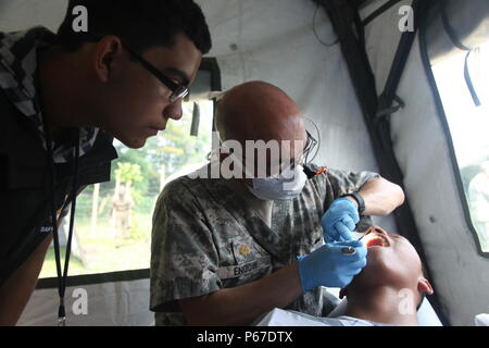 Us-Armee Maj. John verleihen mit dem 185 zahnmedizinische Gesellschaft bewertet einen Patienten Zähne und Kontrollen für die Hohlräume während einer medizinischen Bereitschaft Übung in San Padro, Guatemala, 10. Mai 2016. Task Force Red Wolf und Armee nach Süden führt Humanitäre Zivile Hilfe Ausbildung taktischer Ebene Bauprojekte und medizinische Bereitschaft Übungen medizinische Zugang und den Bau von Schulen in Guatemala mit der guatemaltekischen Regierung und nicht-staatlichen Stellen von 05 Mär 16 bis 18 Apr 16 Um die Mission die Bereitschaft der US-Streitkräfte zu verbessern und einen nachhaltigen Nutzen für die Menschen zu gehören Stockfoto