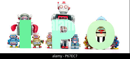 Retro Zinn Roboter Spielzeug halten die Abkürzung IPO auf Weiß isoliert Stockfoto
