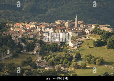 Die Stadt Andrate . sitzt oben auf der Serra Morenica di Ivrea, einer waldreichen Hügel in der Canavese, Piemont Piemont Stockfoto