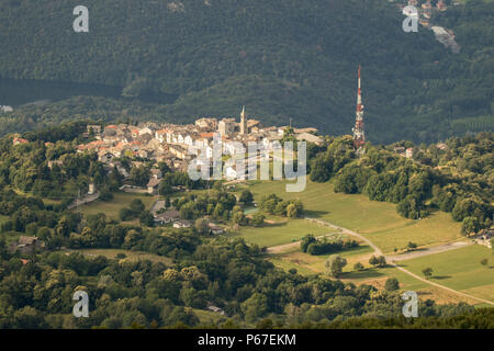 Die Stadt Andrate . sitzt oben auf der Serra Morenica di Ivrea, einer waldreichen Hügel in der Canavese, Piemont Piemont Stockfoto