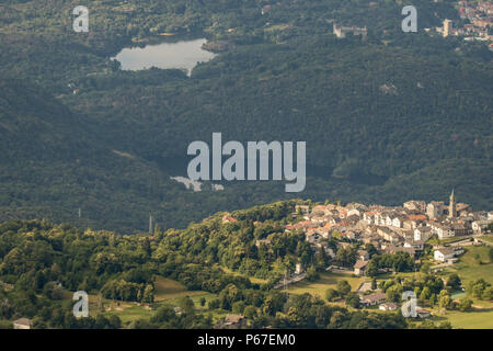 Die Stadt Andrate . sitzt oben auf der Serra Morenica di Ivrea, einer waldreichen Hügel in der Canavese, Piemont Piemont Stockfoto