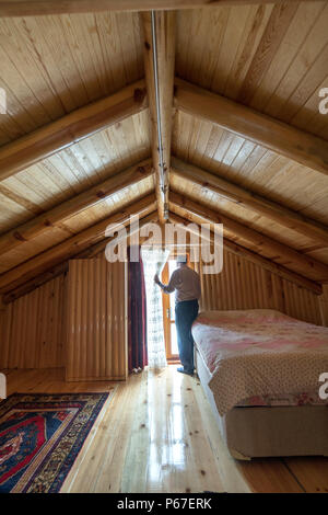 Traditionell im Haus Blick in die Landschaft. Stockfoto