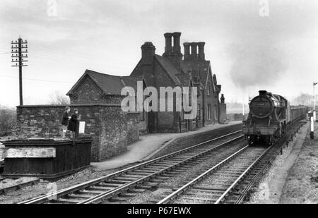 Asfordby Station auf dem MR-Linie von syston zu Melton Mowbray mit Kettering-basierte stanier 8F Nr. 48069 an der Spitze einer nach unten Mineralien am 9. Februar Stockfoto