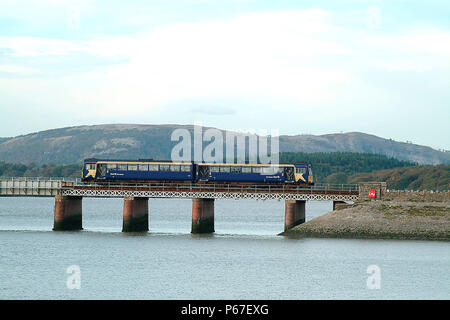 Herbst im Lake District sieht einen Pacer Überquerung der Kent Mündung mit einem Liverpool Lime St-Sellafield Service vor Ort. Oktober 2003. Stockfoto