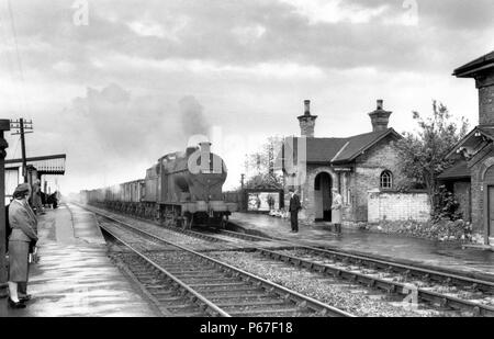 Bleasby Station auf der Linie der Midland Railway von Nottingham nach Newark. Eine 4 W 0-6-0 erleichtert einen Güterzug durch den Bahnhof. 11. Mai 1957 Stockfoto