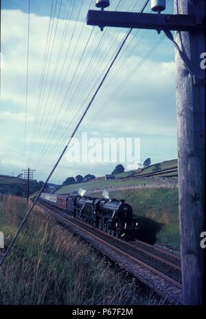 Von British Railway letzte Dampflok gefangen nördlich von hinter zwei ex-LMS Stanier Schwarz 5 Klasse 4-6-0 s am Sonntag, den 4. August 1968 vereinbaren. Der Zug ist en ro Stockfoto