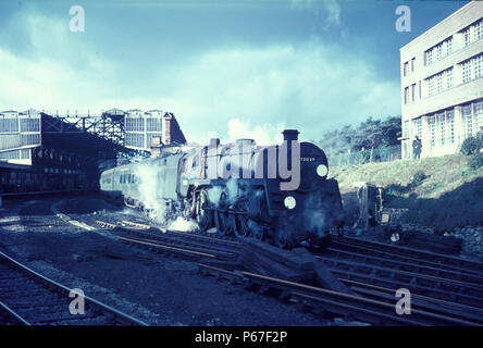 British Railways Standard Klasse 5 4-6-0 Nr. 73029 fährt von Bournemouth mit Express nach London Waterloo. Stockfoto