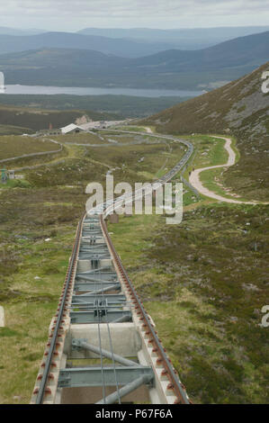 Cairngorm Mountain Railway, die den Anschluss und Kabel. Die Basisstation befindet sich in der Entfernung. Juni 2005 Stockfoto