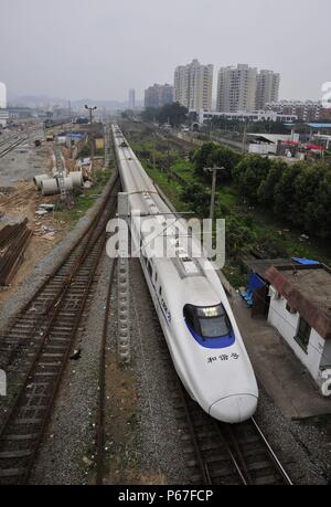 CRH Klasse 2 Elektrischer Triebzug test Fahrzeug in der Halle bei Fuzhou, die während der Überprüfung der bald-zu-geöffnet Fuzhou, Xiamen (sowohl in der Fujian pr Stockfoto