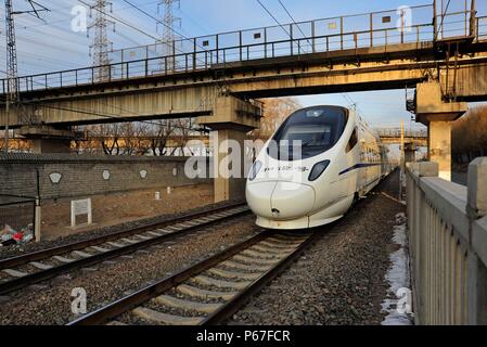 CRH-Klasse 5 Elektrischer Triebzug Peking nähert sich mit einem Service aus dem Nordosten Chinas. 14. Februar 2010. Stockfoto