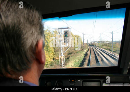 Der Blick aus der Kabine des Virgin Trains Class 90 elektrische Lokomotive auf der West Coast Main Line zwischen Schottland und England. 2004 Stockfoto