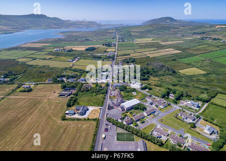 Luftaufnahme der Hauptstraße auf Valentia Island, County Kerry, Irland, läuft über Chapeltown ein Dorf auf der Insel Stockfoto