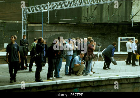 Enthusiasten und Fotografen an die Plattform in Birmingham New Street Station. 19. August 2002 Stockfoto