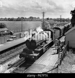 Ex-Great Western Schloss Klasse 4-6-0 Nr.4077 Chepstow Castle in ungewöhnlich schmutzigen Zustand bei Brent Knoll station. 9. August 1960 Stockfoto