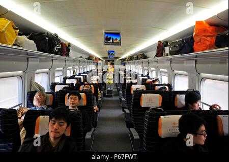 Erste Klasse Beförderung eines CRH2-Klasse Elektrischer Triebzug auf dem Zhengzhou Xi'an High Speed Line. 27. Februar 2010. Stockfoto