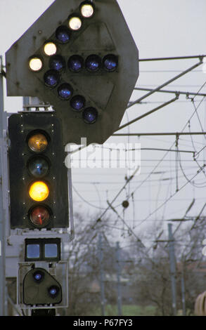 Vier Aspekt farbiges Licht Signale mit drei Weise Feder C 1994 Stockfoto