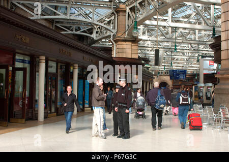 Glasgow Central Station. British Transport Police Assist Passagier auf Halle. April 2005. Stockfoto