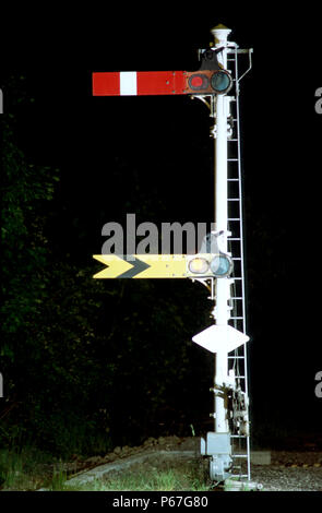 Haupt- und Vorsignale auf einem Mast. c 1993 Stockfoto