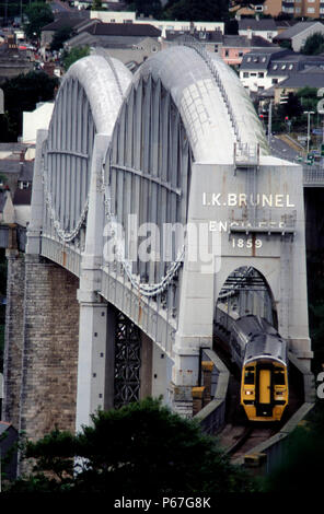 Ich K's Brunel Royal Albert Bridge, überspannt den Fluss Tamar in Saltash und bildet die Grenze zwischen den Grafschaften Devon und Cornwall mit einem Wessex Trains Service h Stockfoto