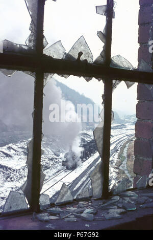 Industrielle Verfall an Hafod Rhys Zeche als Hunslet Sparmaßnahmen clanks eine Zeichenkette von leeren verwöhnen Wagen zurück zum förderturm Stockfoto