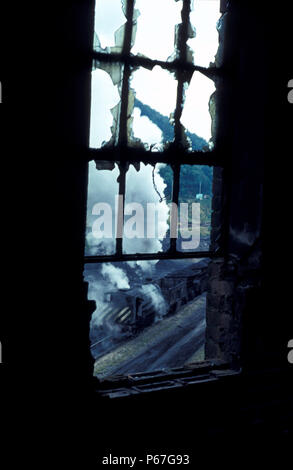 Industrielle Verfall an Hafod Rhys Zeche als Hunslet Sparmaßnahmen clanks eine Zeichenkette von leeren verwöhnen Wagen zurück zum förderturm Stockfoto