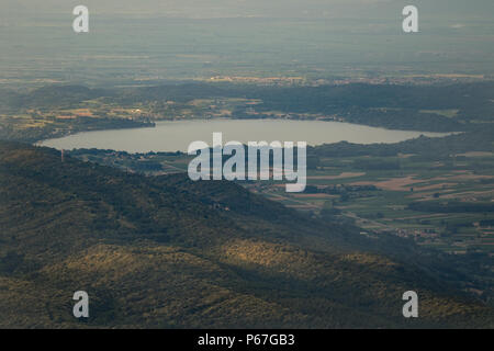 Lago di Viverone Blick von der Serra Morenica di Ivrea, Piemont, Italien ein wunderschönes Waldgebiet Hill Division der Canavese und die biellese Regionen von Pi Stockfoto