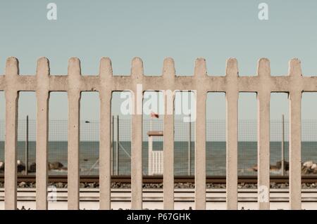 Baywatch Turm mit Red Flag hinter der Bahn (Pesaro, Italien) Stockfoto