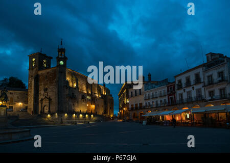 Nacht Blick auf die Plaza Mayor in Trujillo, Extremadura, Spanien Stockfoto