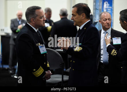 160516-N-PO 203-228 National Harbor, MD (Mai. 16, 2016) der hinteren Adm. Mat Winter, Links, Leiter der Naval Research, Gespräche mit Vizepräsident Adm. Osvaldo Brogi, Leiter der General Office, Italien, bei einem Besuch der das Amt des Naval Research (ONR) aufweisen als Teil der 2016 Sea-Air-Space Exposition. Sea-Air-Space wird gehostet von der Navy League der Vereinigten Staaten, mit dem Ziel der Zusammenführung von Führungspersönlichkeiten aus der Verteidigungsindustrie, der Regierung und der privaten Industrie, und zeigen Sie, um zu erfahren, aktuelle Informationen und Technologie Politik auf den Seeverkehr. (U.S. Marine Foto von John F. Williams/Re Stockfoto