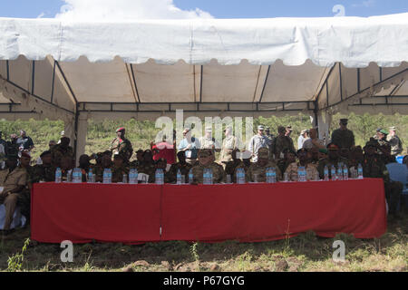 Us-Generalstabschef Gen. Mark A. Milley, tansanischen Volk's Defence Force Land Kommandeur Generalmajor James Aloisi Mwakibolwa, US-Armee Afrika Commander Generalmajor Darryl A. Williams und anderen Delegierten, die an der afrikanischen Land Kräfte Gipfel 16-19 in Arusha, Tansania statt. Koester ist eine jährliche, weeklong Gipfel zusammen zu bringen Land Kraft, Leiter und Mitarbeiter aus dem gesamten afrikanischen Kontinent gegenseitige Bedrohungen und Herausforderungen aus einer regionalen Perspektive zu diskutieren. Stockfoto