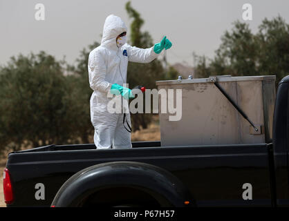 Mitglieder der jordanischen Streitkräfte beteiligen sich in einer chemischen biologische, radiologische nuklearen (CBRN) Demonstration während der Übung eifrig Lion 16 außerhalb von Amman, Jordanien am 18. Mai 2016. Eifrig Lion16 ist ein US-Militär bi- Übung mit dem Haschemitischen Königreich Jordanien, die Beziehungen und die Interoperabilität zwischen den Nationen zu stärken. (U.S. Marine Corps Foto von Lance Cpl Alejandro Dominguez/Freigegeben) Stockfoto