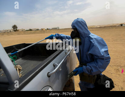 Mitglieder der jordanischen Streitkräfte beteiligen sich in einer chemischen biologische, radiologische nuklearen (CBRN) Demonstration während der Übung eifrig Lion 16 außerhalb von Amman, Jordanien am 18. Mai 2016. Eifrig Lion16 ist ein US-Militär bi- Übung mit dem Haschemitischen Königreich Jordanien, die Beziehungen und die Interoperabilität zwischen den Nationen zu stärken. (U.S. Marine Corps Foto von Lance Cpl Alejandro Dominguez/Freigegeben) Stockfoto