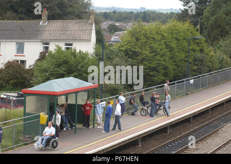 Die Great Western Railway 2004. Passagiere warten in Pencoed station. Stockfoto